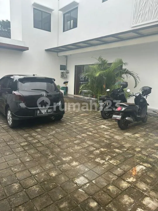 Villa Baru dan Modern Lengkap Strategis Dekat Pantai di Seminyak - Image 2 of 4