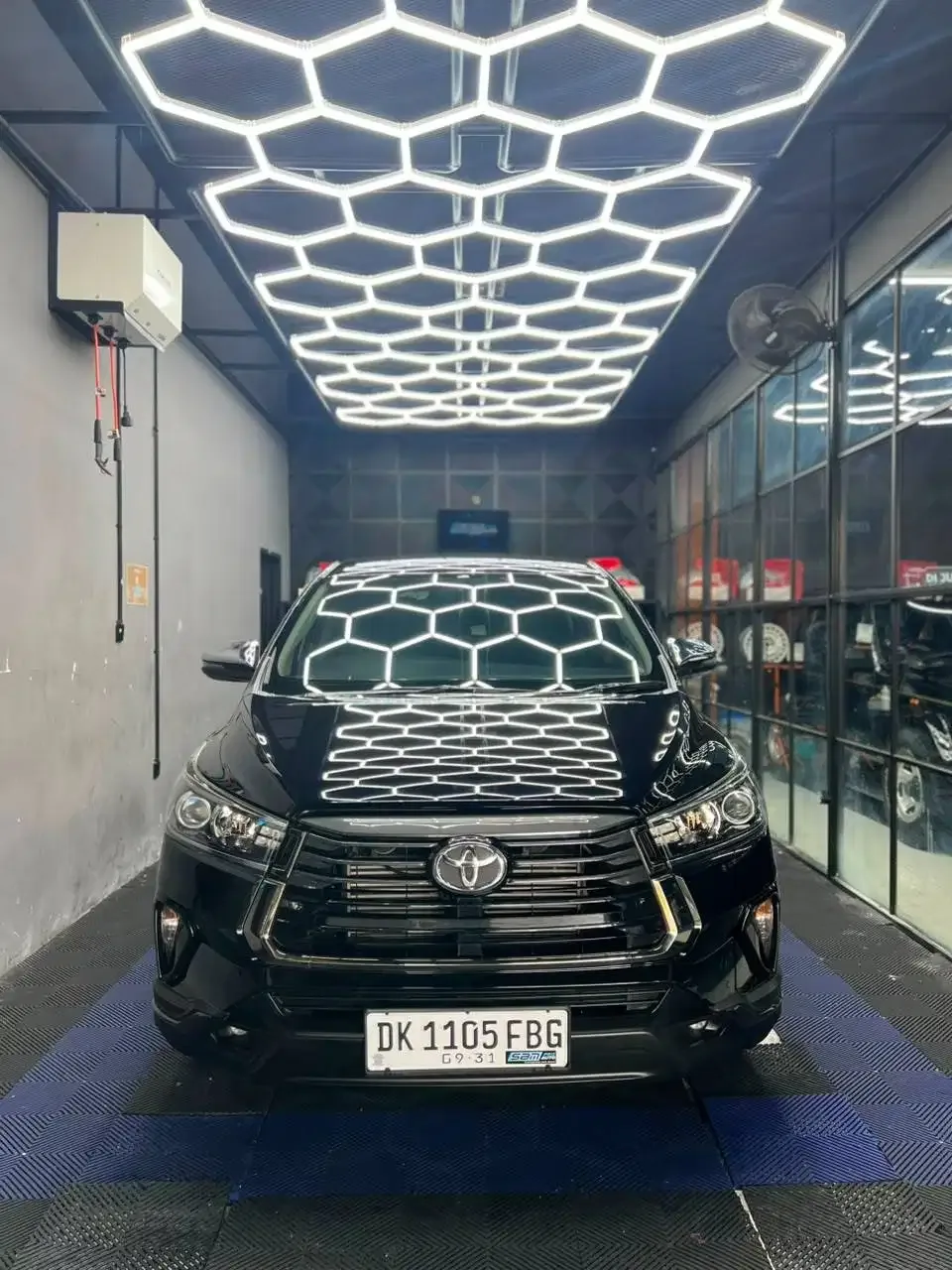 INNOVA VENTURER 2022 HITAM DIESEL AT ASLI BALI - Image 4 of 10