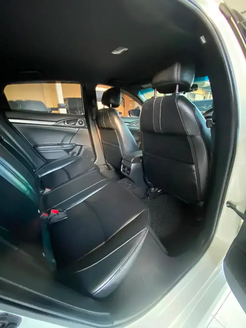 Honda Civic Turbo Hatchback 2018 Automatic - Image 5 of 10