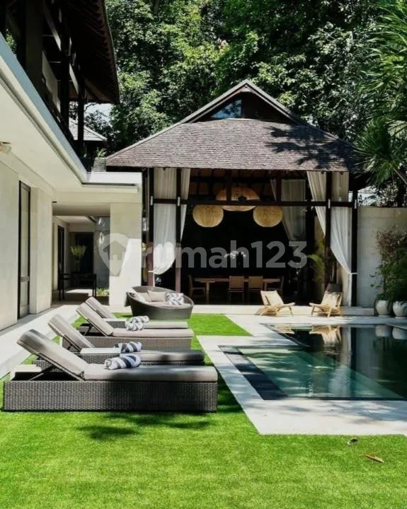 Villa Strategis With Pool Furnished Dekat Pantai di Seminyak - Image 2 of 4