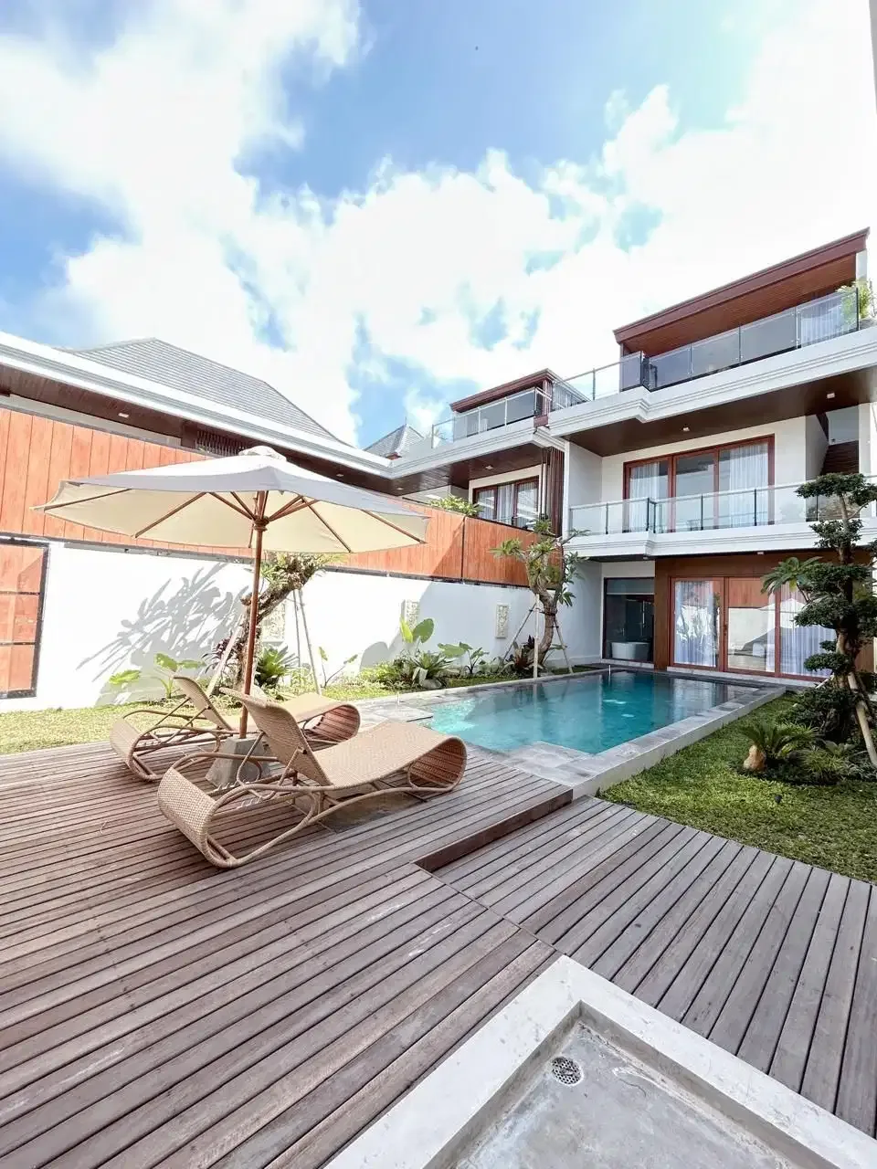Villa Mewah 3 Lantai Full Furnished di Nusa Dua Bali - Image 5 of 10