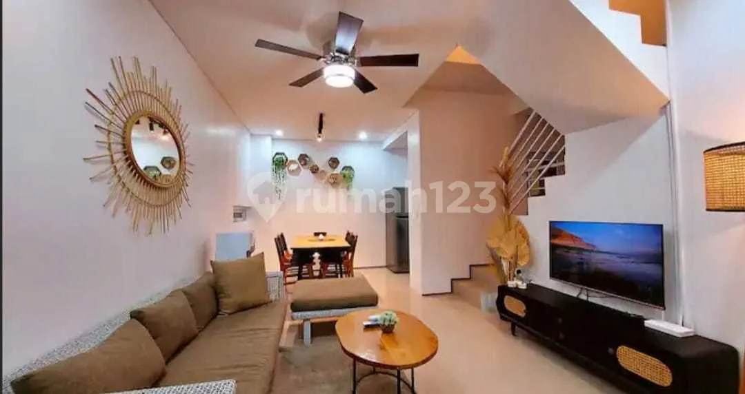 Villa 2 Lantai Full Furnished Siap Huni Lokasi Strategis - Image 1 of 4