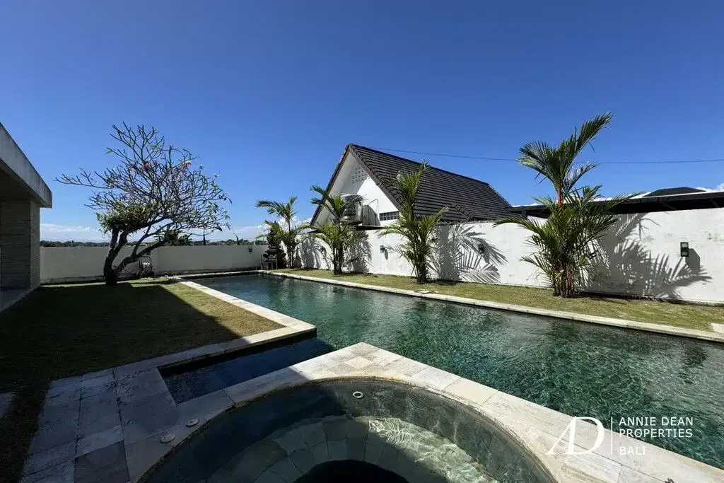 FREEHOLD | CLASSIC MODERN VILLA WALK TO THE BEACH IN CEMAGI - Image 4 of 10