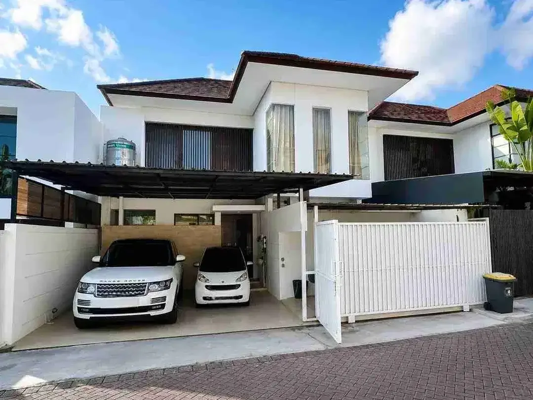 Jual Cepat! Modern House dalam Lingkungan Ekslusif Expat di Area Kerobokan Kuta - Image 1 of 10
