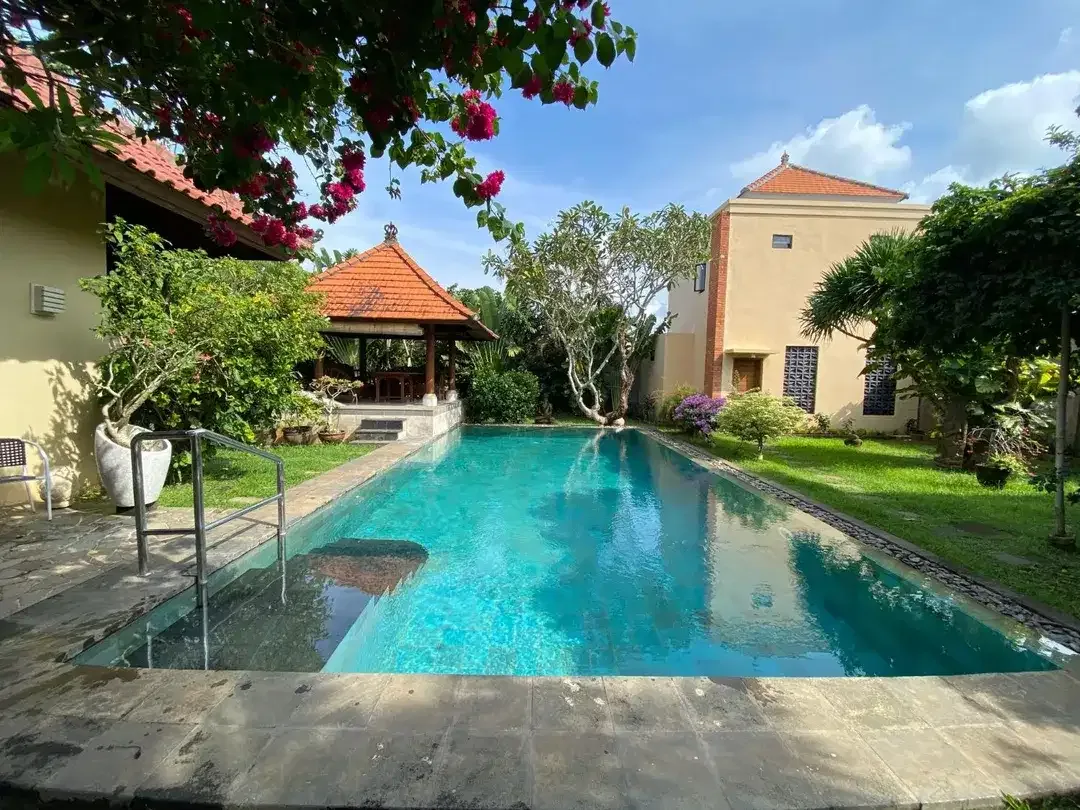 Villa Tersembunyi Dengan Gaya Klasik Dengan Suasana Hijau Dan Tenang Jimbaran - Image 3 of 10