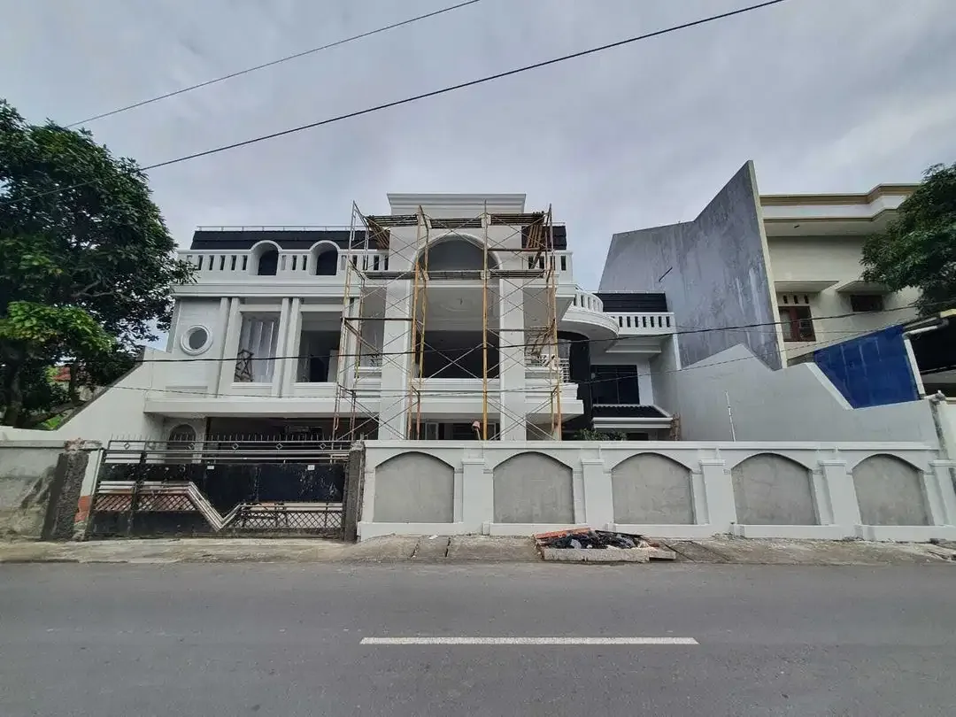 Rumah Baru Besar Mewah di Gatot Subroto Denpasar - Image 1 of 10