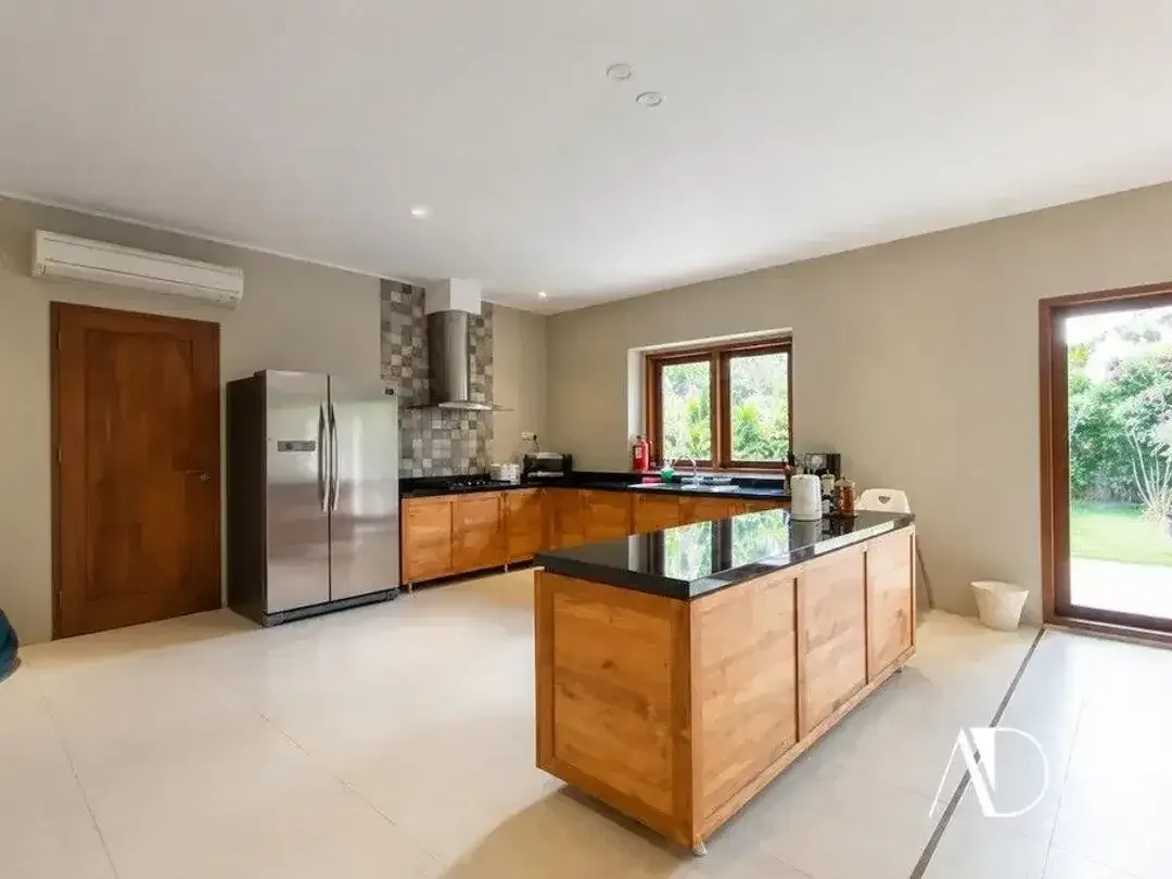 FREEHOLD | 5-BEDROOM TROPICAL VILLA IN PETITENGET - Image 8 of 10