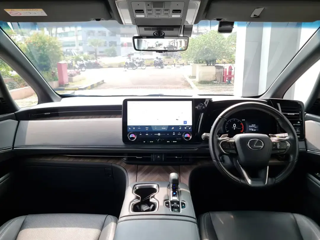 LEXUS LM350h 7 seater - Image 5 of 10
