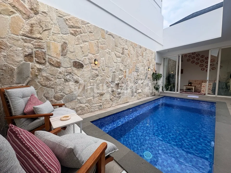 2 Bedrooms Victorian Style New Villa In Berawa Beach - Image 2 of 4
