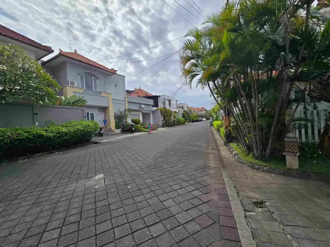 Rumah strategis lingkungan elite Bypass Garden Sanur Bali - Image 10 of 10