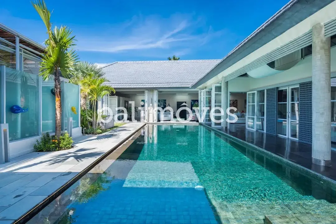Villa Luas Empat Kamar Tidur Di Tepi Pantai Sanur - Image 1 of 10