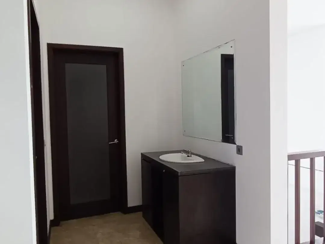 FOR RENT HUNIAN FURNIHSED 5BR AKSES DEKAT JALAN UTAMA BYPAS SANUR - Image 9 of 10