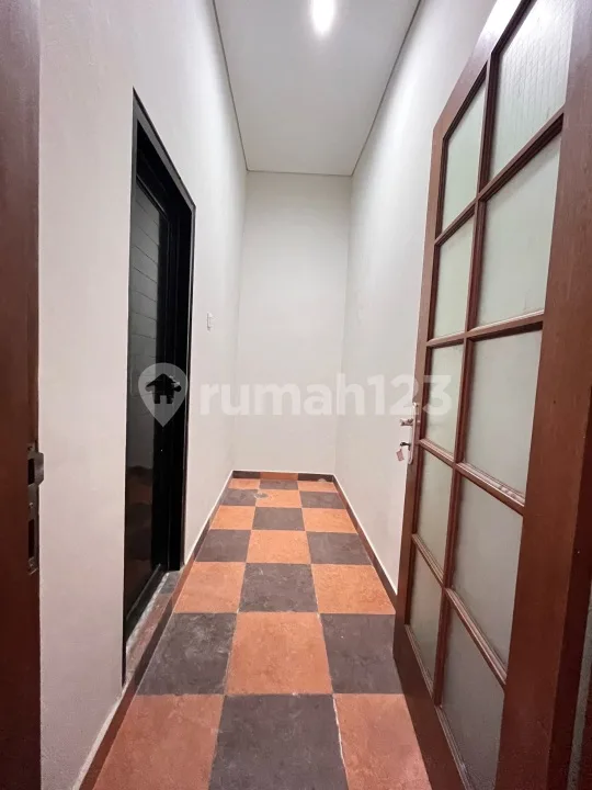 Disewakan Rumah 6 Bed Room Ruangan Lapang Parkiran Luas di Gatsu Denpasar Bali - Image 4 of 4