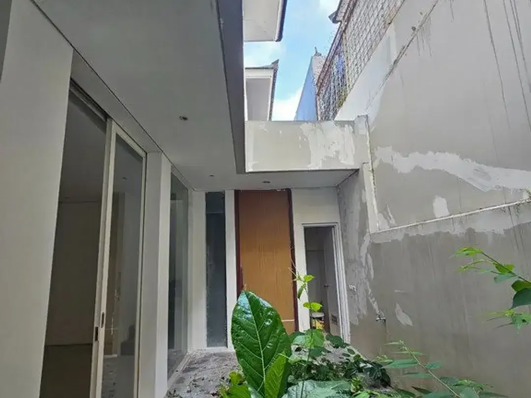 Rumah Eksklusif 2 Lantai 4 Kamar Tidur Dijual di Citraland Denpasar - Image 2 of 10