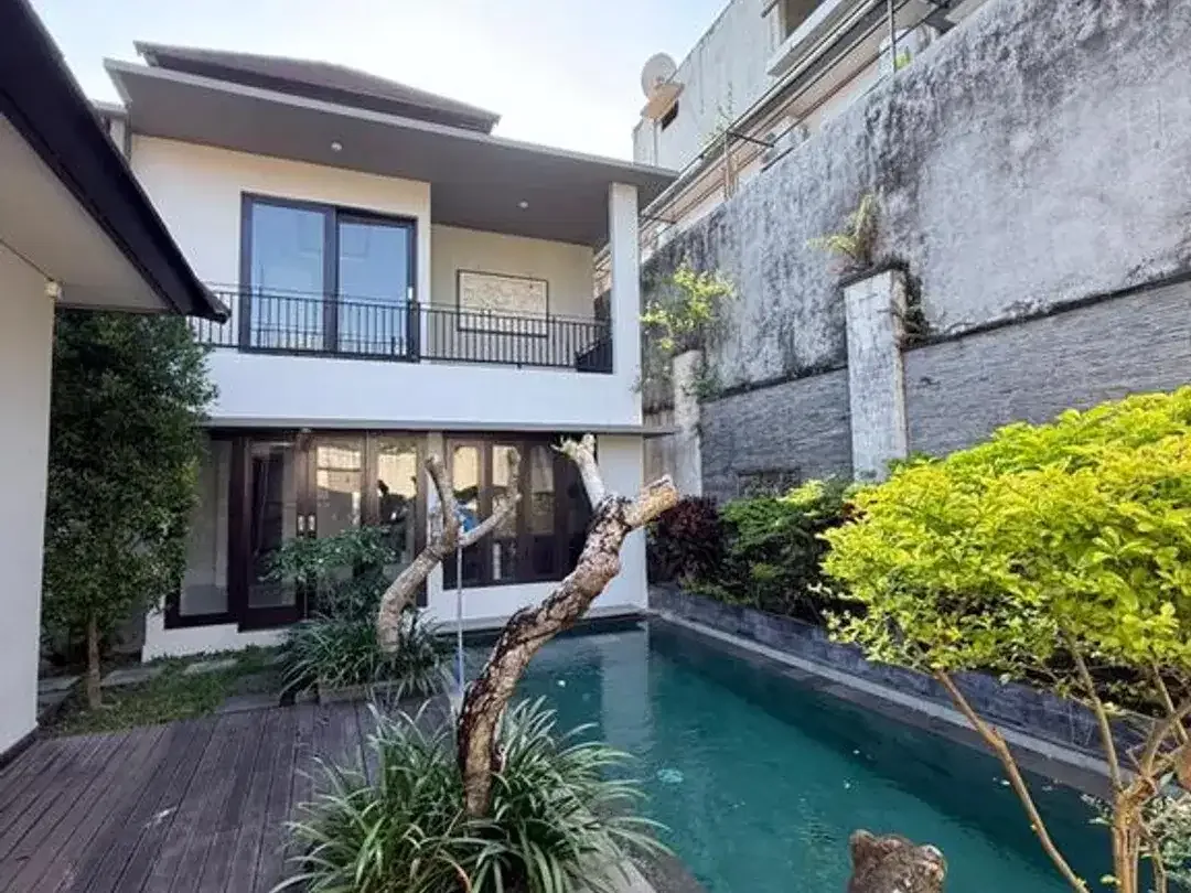 Villa 4 Kamar Tidur Dijual di Jimbaran, Cocok untuk Investasi - Image 1 of 5