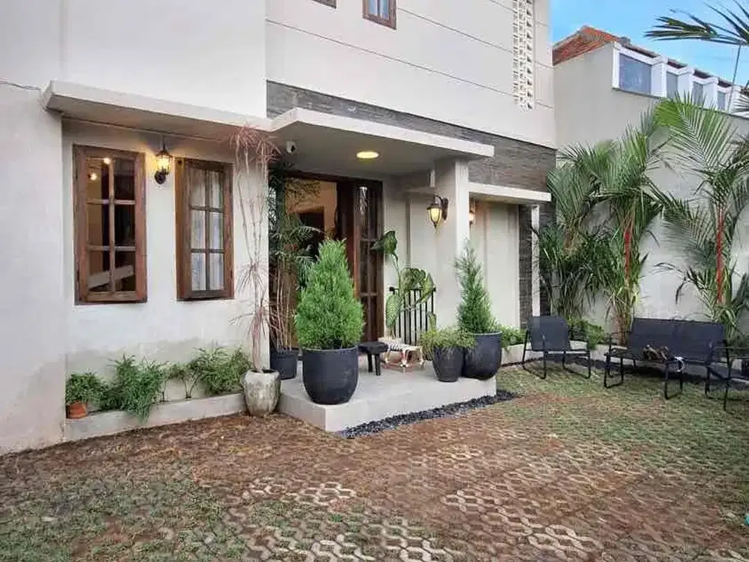 Dijual Rumah Style Modern Kolonial di Lingkungan Perumahan One Gate System Security 24hr area Taman Griya - Image 2 of 10
