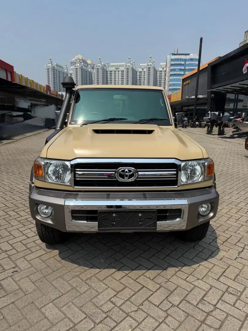 Land cruiser 70 Mt Diesel V8 2019 - Image 1 of 10