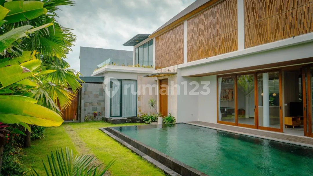 Villa Mewah Full Furnish With Pool Strategis Dekat Pantai, Canggu - Image 1 of 4