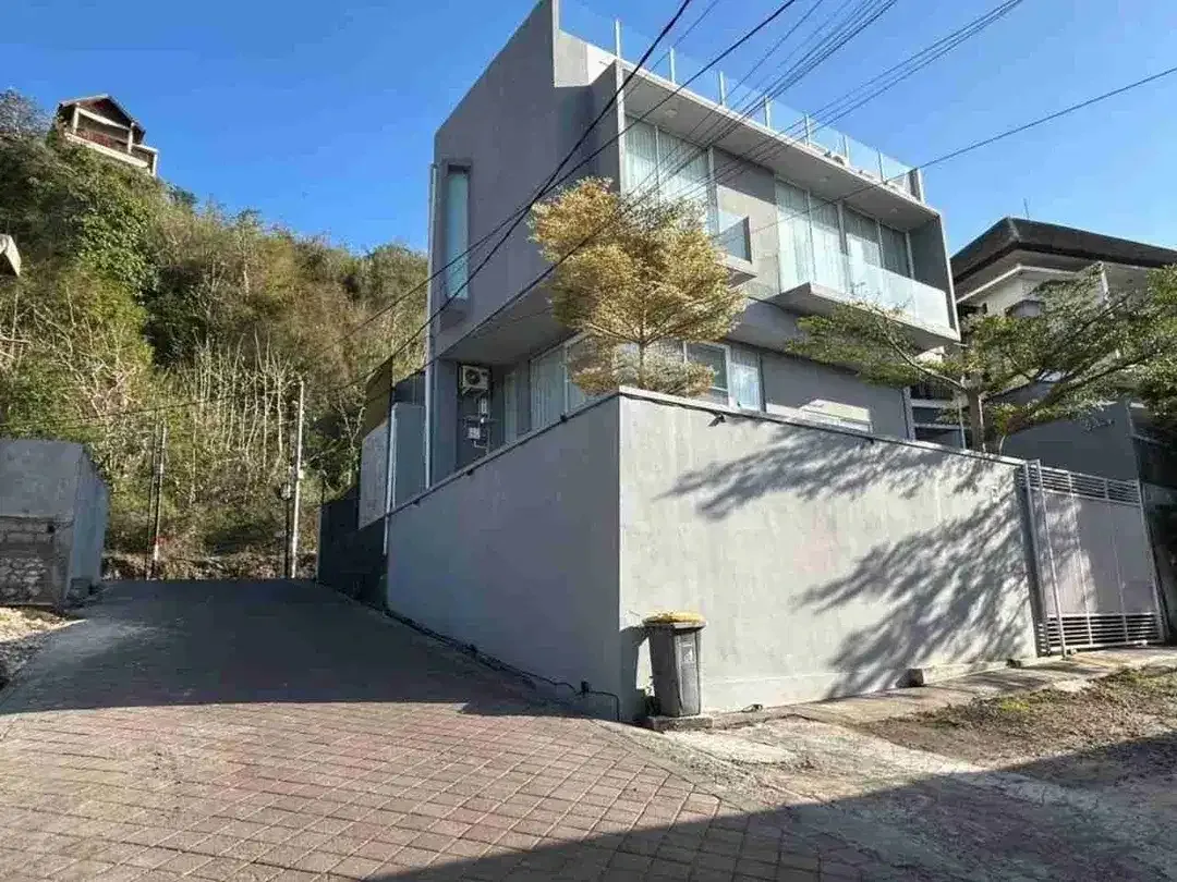 Dijual Villa Mewah Di Taman Griya Jimbaran Bali - Image 1 of 10