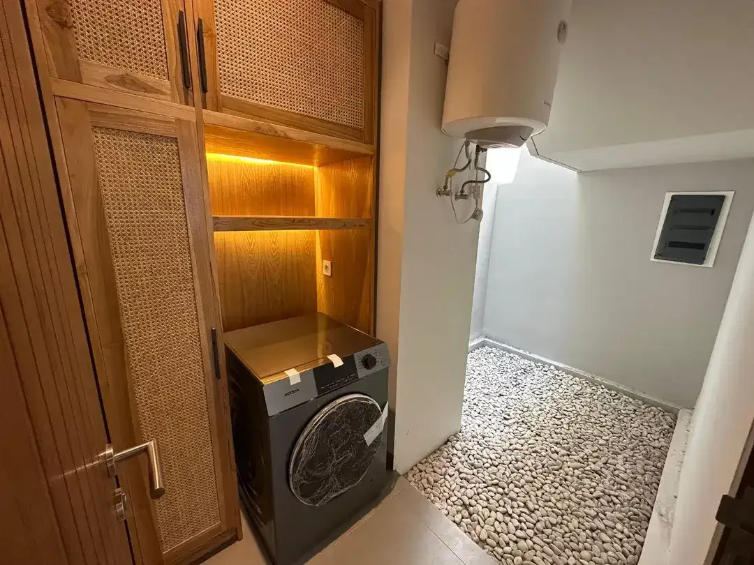 Dijual Villa Tropical Modern Seaside One Gate System LT 120m2 KT 3 jalan Kayu Tulang Canggu dekat Pepito Batubolong - Image 4 of 10