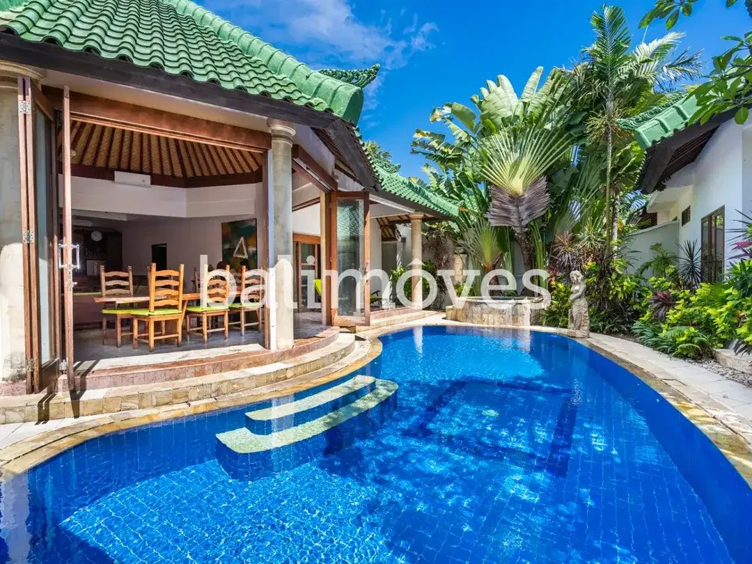 Empat Kamar Tidur Bergaya Modern Di Tepi Pantai Sanur - Image 1 of 10