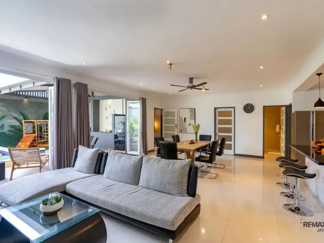 Villa masih aktif beroperasi Full Furnished Dijual, di Kerobokan - Image 1 of 10