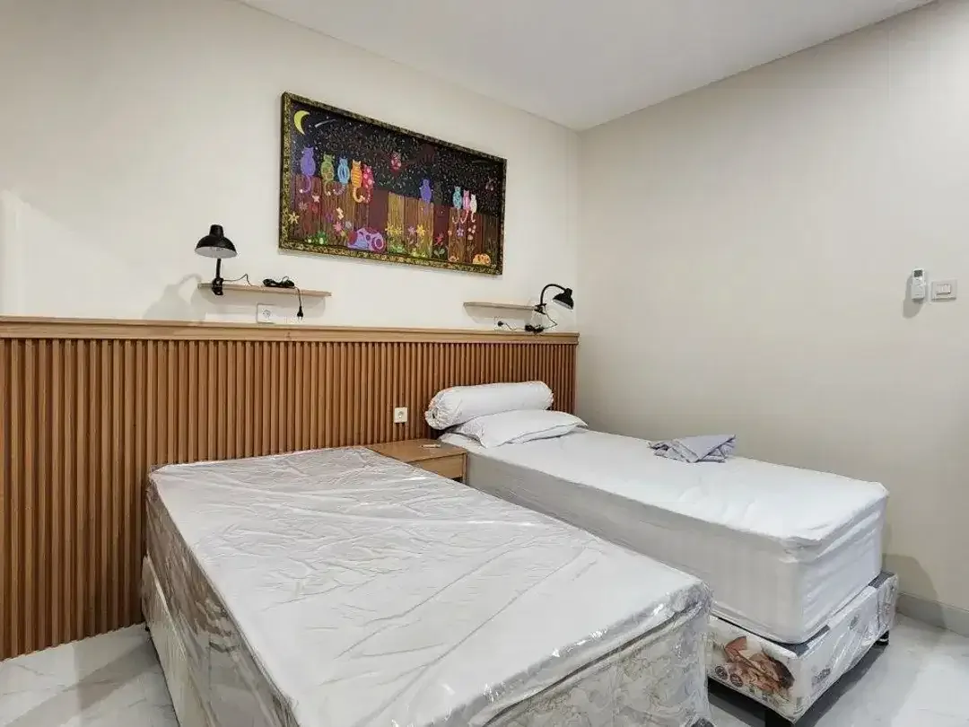Dijual rumah ready unit fully furnished di perumahan elite one gate system dengan fasilitas club house - Image 4 of 10