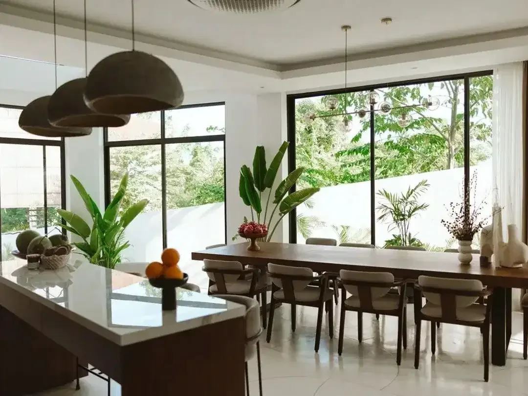 A RARE OCEAN-VIEW 5-BEDROOM LUXURY VILLA IN PERERENAN - Image 7 of 10