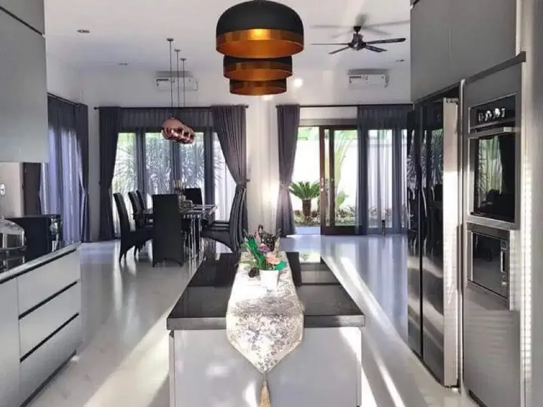 Freehold - Luxurious Freehold 3-Bedroom Villa with Expansive Garden - Image 3 of 8