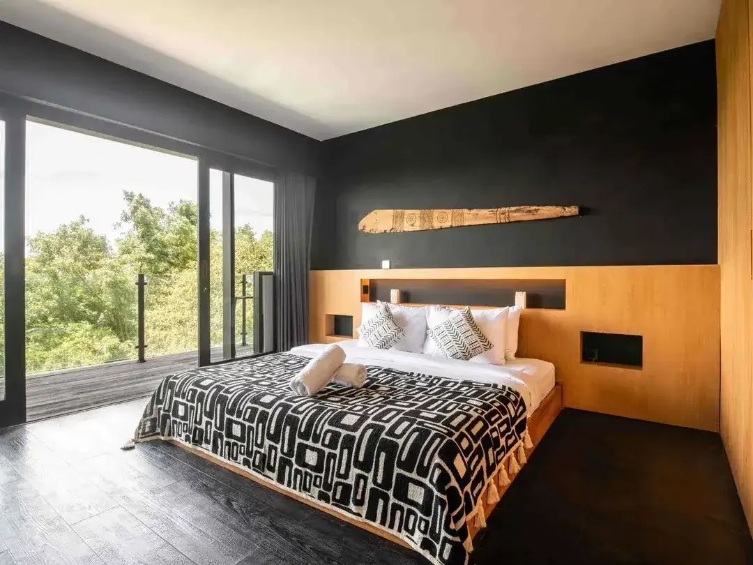 STUNNING SIX-BEDROOM VILLA WITH PANORAMIC SEAVIEW AND SUNSET AT ULUWATU - Image 8 of 10