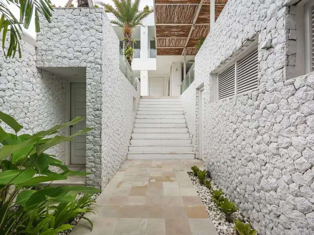 Dijual - Luxury Villa Freehold di Bukit, Bali - Image 2 of 10