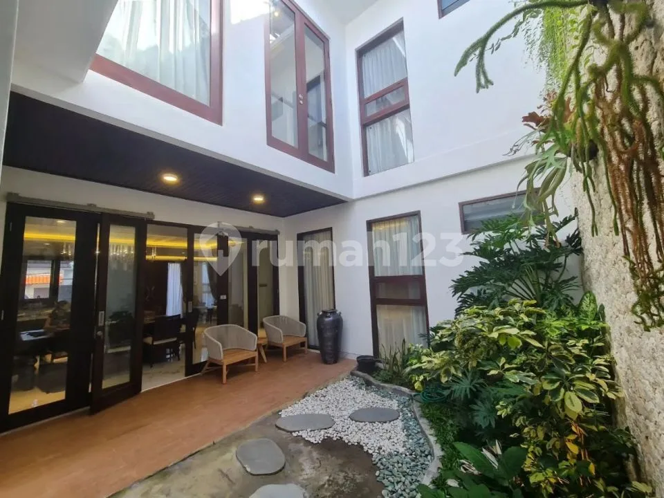 Rumah di Puri Gading Jimbaran - 4 Kamar Tidur - Image 1 of 4