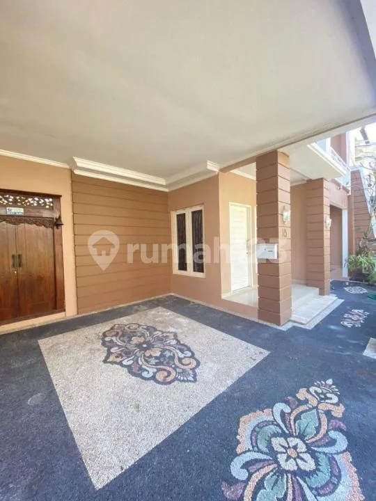 Disewakan Rumah 2 Lantai di Kerobokan, Dekat Seminyak - Lokasi Strategis di Jl. Mertanadi - Image 2 of 4