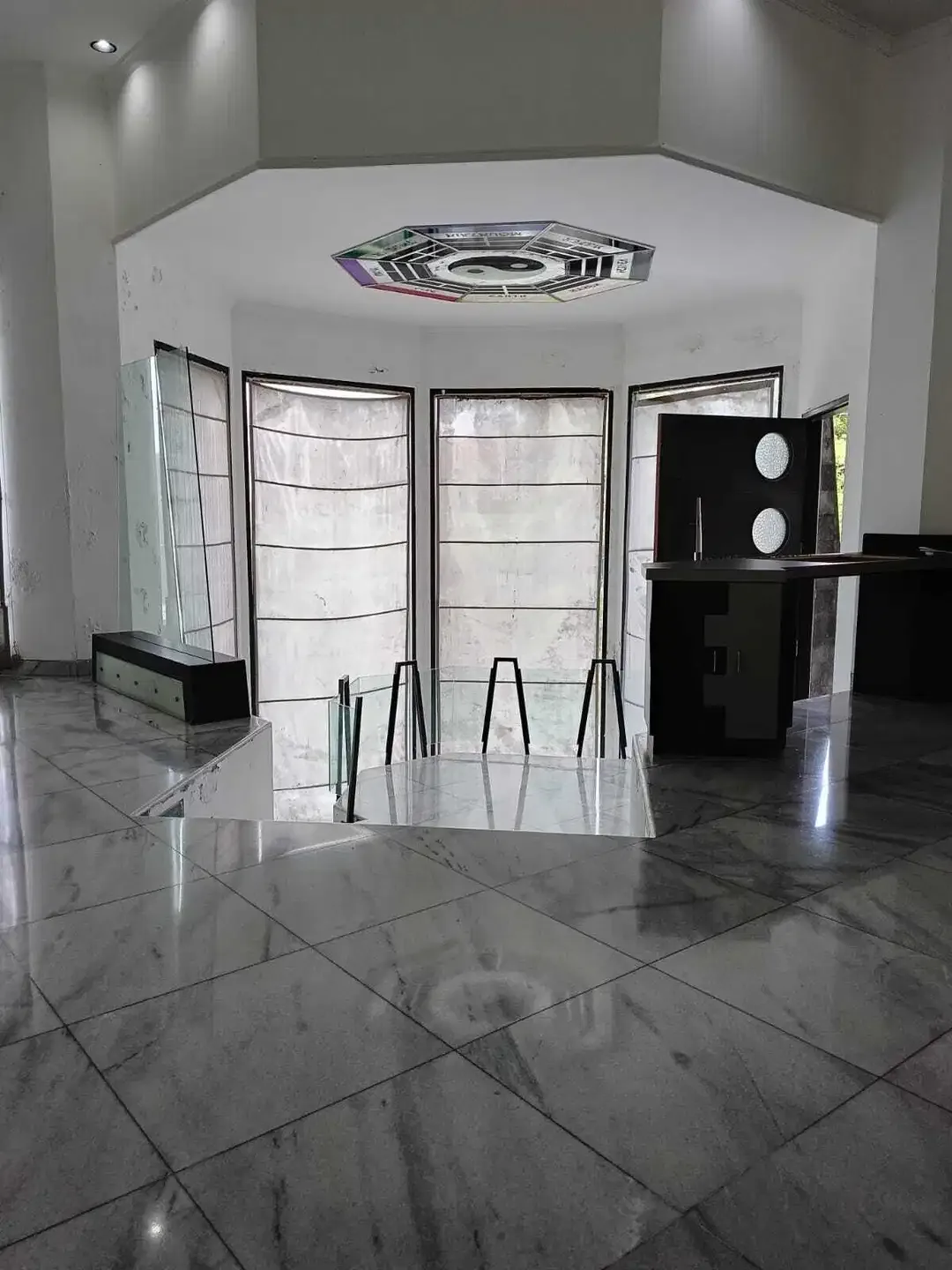 FOR SALE RUMAH MEWAH 4BR KONTRUKSI BAGUS STARTEGIS DI DENPASAR - Image 4 of 10