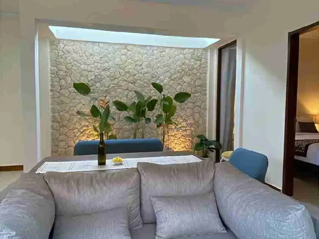 DIJUAL RUMAH SEMI VILLA 2BR DI KOMPLEK PERUMAHAN UNGASAN ADA POOL, FULLY FURNISHED SIAP HUNI - Image 5 of 10