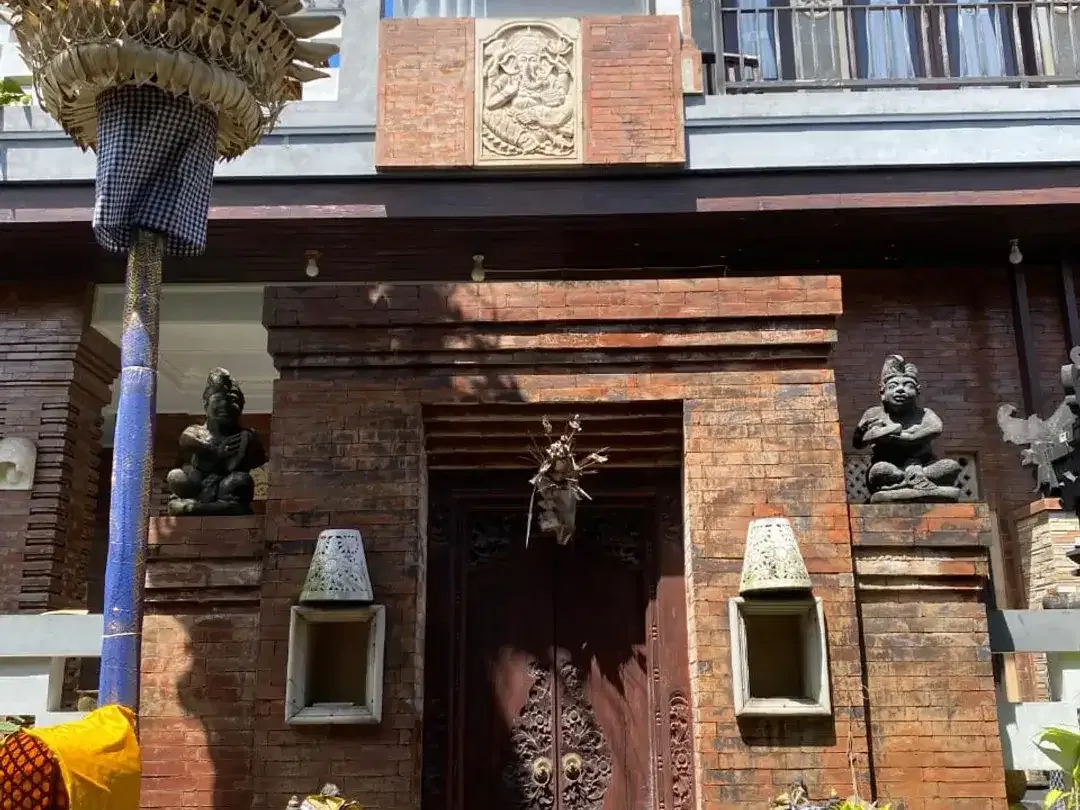 LUXURY BALINESE STYLE! Rumah Lantai 3 di Dalung Padonan – Tetanggaan dengan Villa Elit! ( IV / LM ) - Image 3 of 9