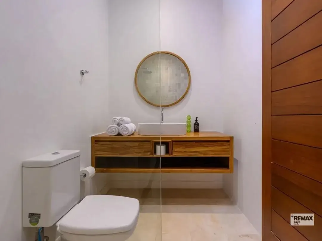 Modern 2-Bedroom Townhouse With Up To 65-Year Leasehold In Sanur - Image 9 of 10