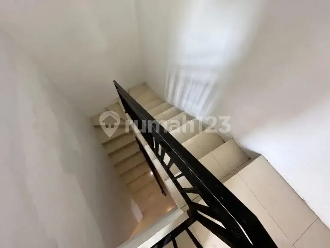 Rumah Super Luas 2 Lantai 3 Kamar Tidur Cocok untuk Keluarga - Image 2 of 5