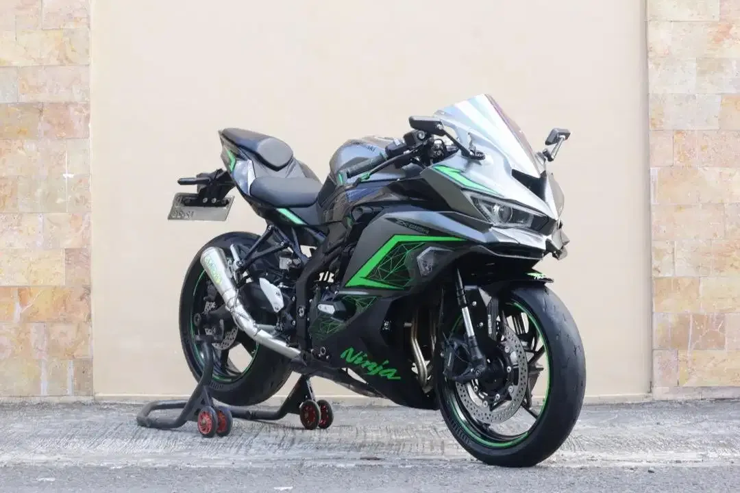 Kawasaki ZX25R, CBR500, Ducati Evo, Ninja 650, - Image 1 of 3