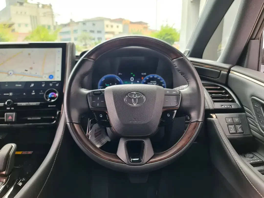 Toyota Alphard Hybrid - Image 9 of 10
