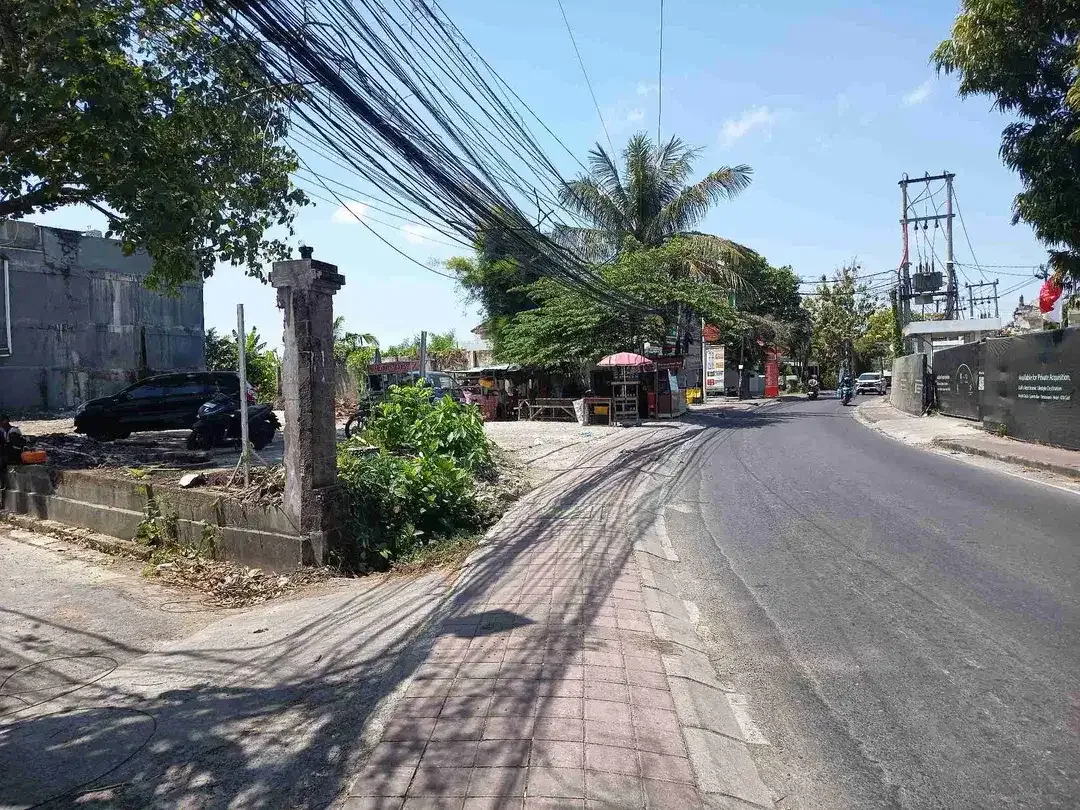 DIJUAL TANAH LUAS 9 ARE DI JALAN RAYA BATUBELIG SEMINYAK KUTA BADUNG - Image 1 of 9
