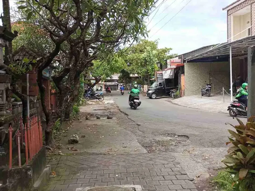 Jual Tanah 2are/200m² Bonus Bangunan 1lt Jl Tukad Buaji, Cocok untuk di bangun Kos kosan / Hunian. area Strategis. - Image 1 of 5