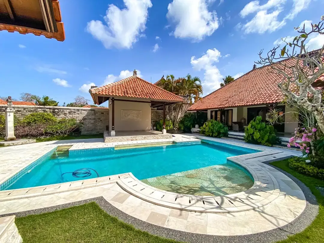 PRIVATE BALINESE STYLE VILLA AT ONE GATED AREA BENOA - Image 7 of 10