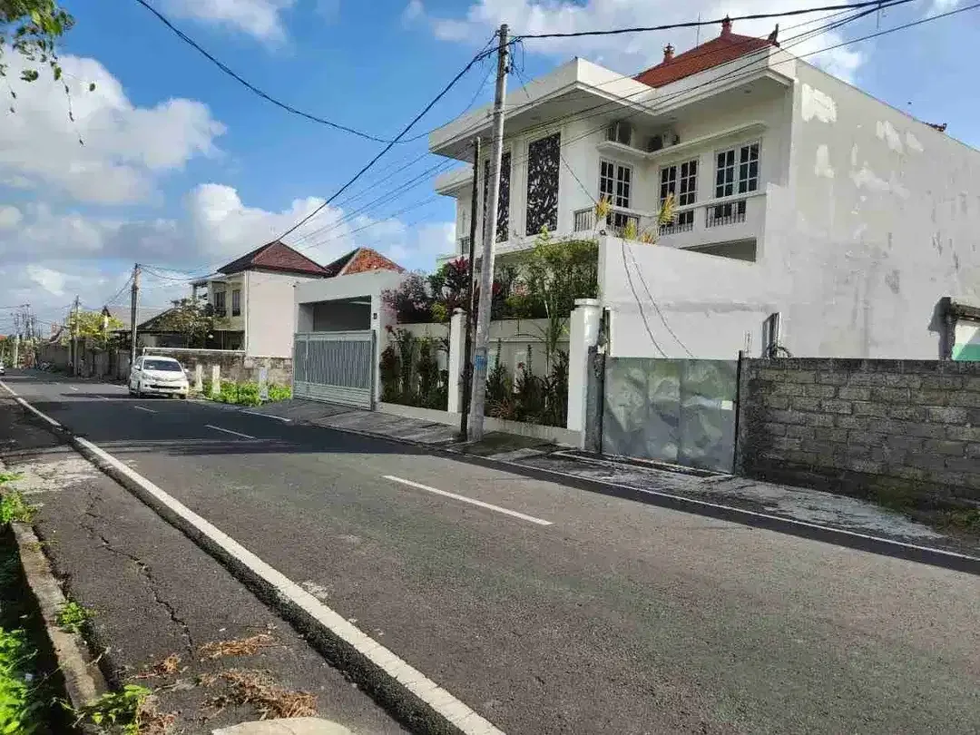 Tanah Komersial Ukuran 293m2 di Jalan Utama Kerobokan - Image 1 of 10