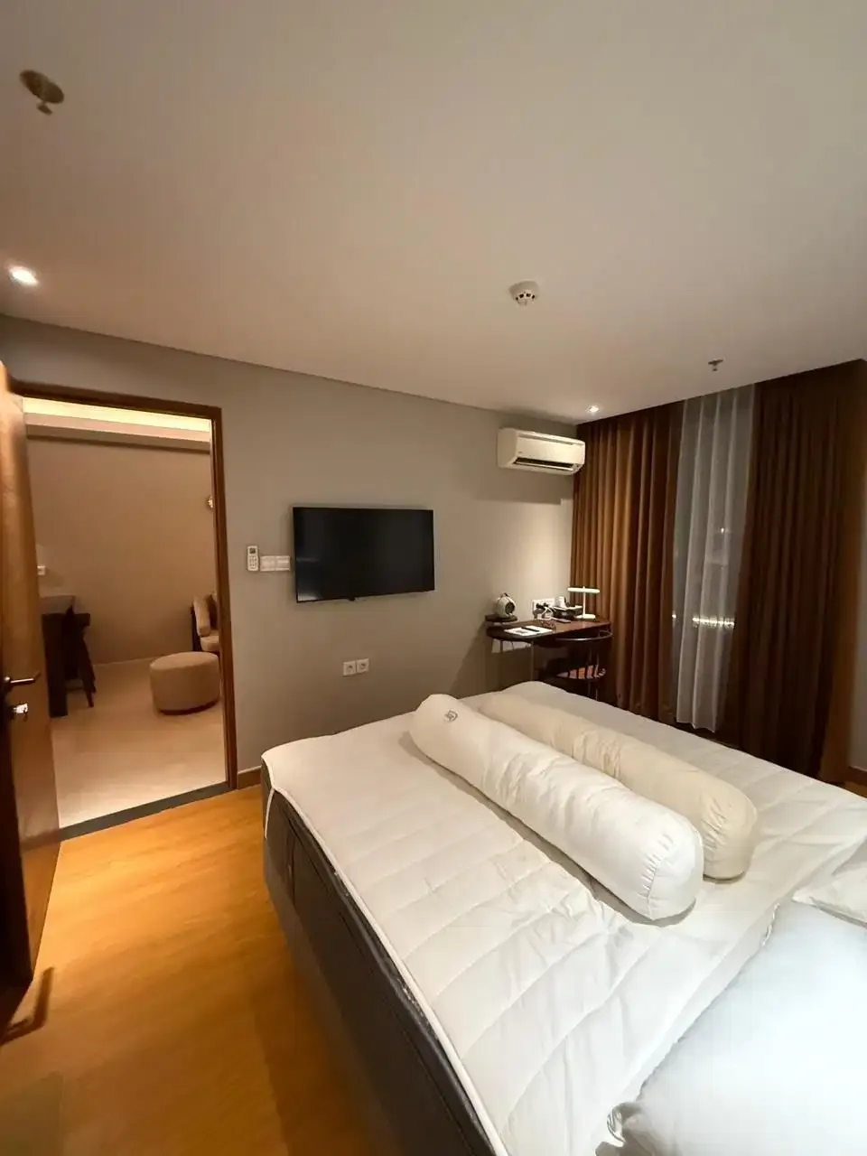 FOR SALE APARTEMENT BEACHWALK RESIDENCE FURNISHED 2 BR DI KUTA - Image 4 of 10