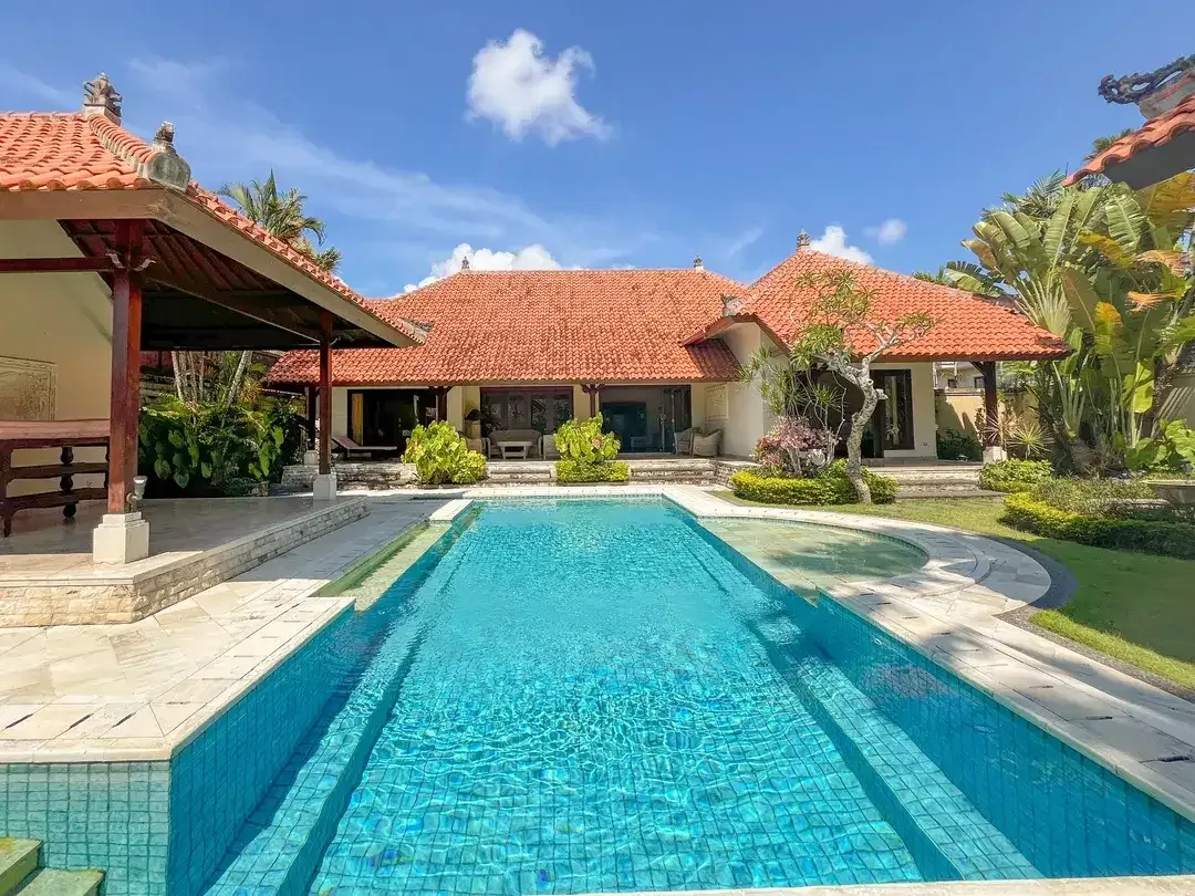 Villa 5 Kamar Tidur Bergaya Modern Balinese yang Menawan di Nusa Dua - Image 2 of 10