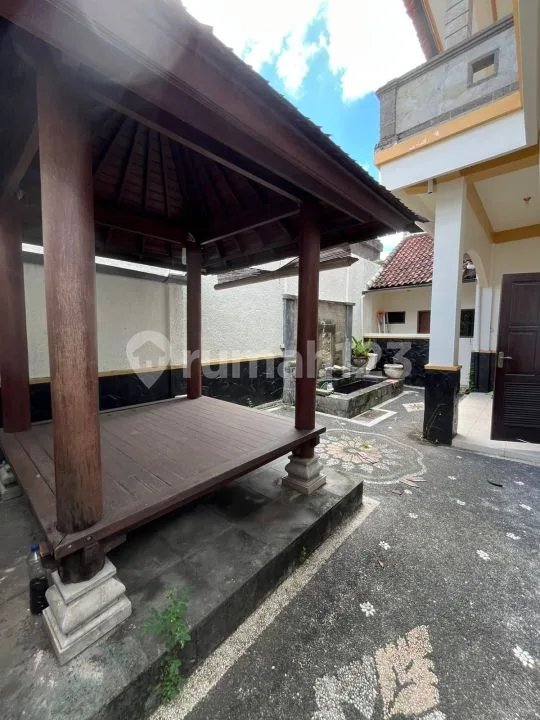 Rumah 2 Lantai dengan 6 Kamar Tidur Berlokasi Strategis - Image 3 of 4