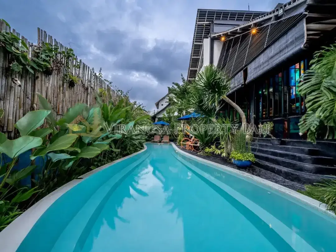 Villa Arsitektural Indochine 3 Kamar dengan Taman Luas di Uluwatu - Image 2 of 10