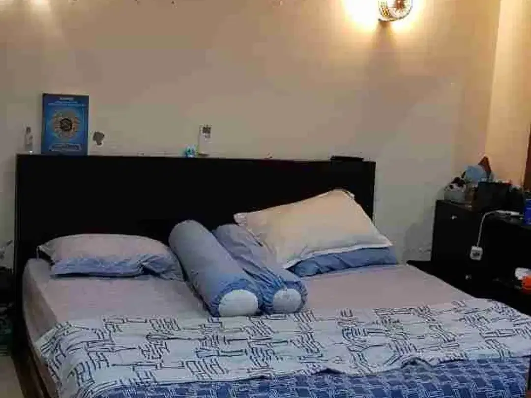 Sale Rumah 2Lt 140M2 Strategis 5Kamar Tk Yeh Aye Renon Jl6mtr Aspal - Image 7 of 8