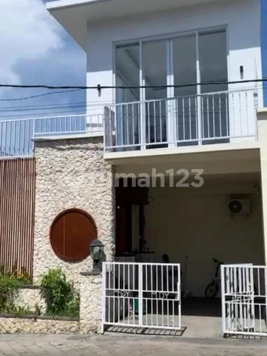 Dijual Cepat - Villa di Canggu, Bali Semi Furnished - Image 1 of 4